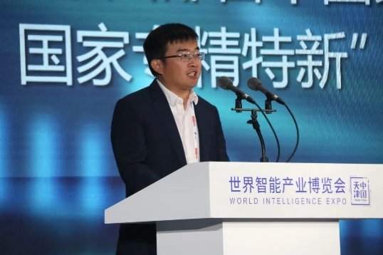 艺点意创集团董事长、忽米科技CEO巩书凯在2024世界智能产业博览会闭幕式发表主旨演讲