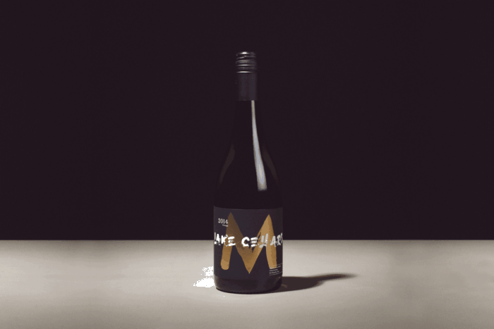 笔刷字体样式的葡萄酒包装设计 