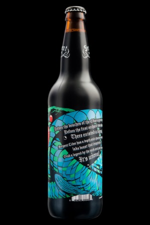 蛇苹果酒瓶型标签设计 