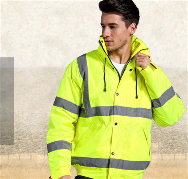 SHELE舒乐品牌宣传标语：每一件雨衣，都是一名守护者，时刻保护它的主人