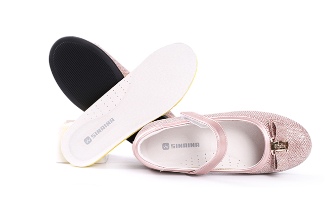 Sinaina斯乃纳品牌宣传标语：专注高品质童鞋