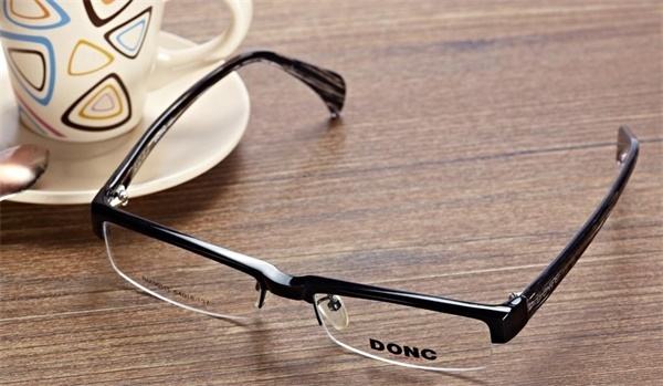 博士眼镜品牌宣传标语：您的视力保护专家