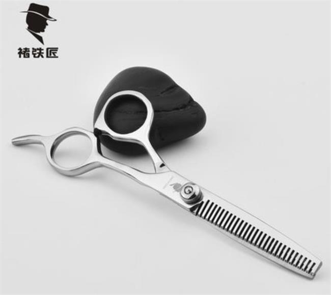 褚鐵匠品牌宣傳標語：人配剪，剪襯人，人剪合一 