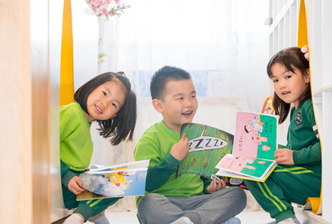 红黄蓝品牌宣传标语：中国0-6岁婴幼儿教育指导专家