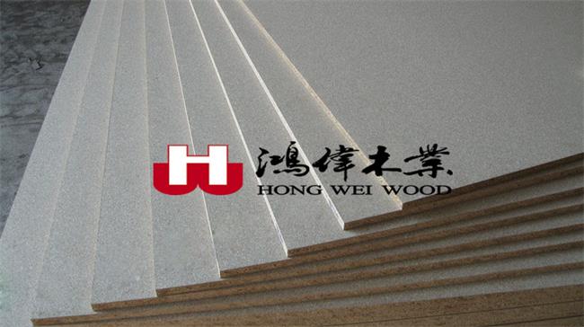鸿伟木业品牌宣传标语：只生产绿色、环保、健康、高端的刨花板 