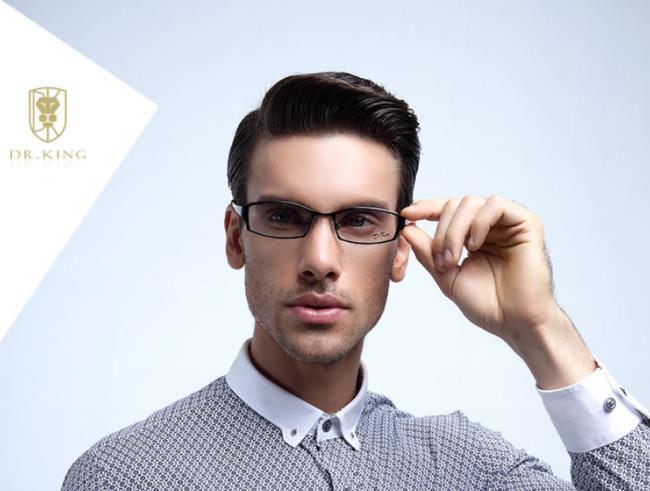 DR.KING金学仕眼镜品牌宣传标语：轻盈舒适，让生活变得简约 