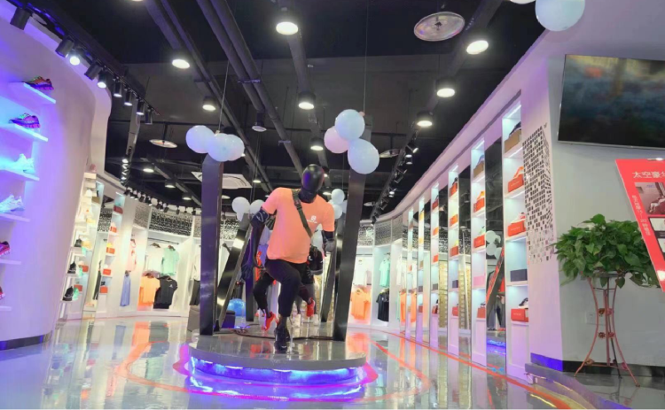 KOOLARA酷拉锐品牌宣传标语：中国智能运动鞋新锐品牌